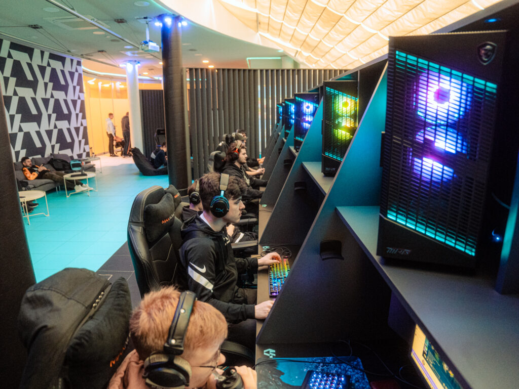 Esports Academy NRW Bootcamp Oktober 2023 Personen spielen am PC