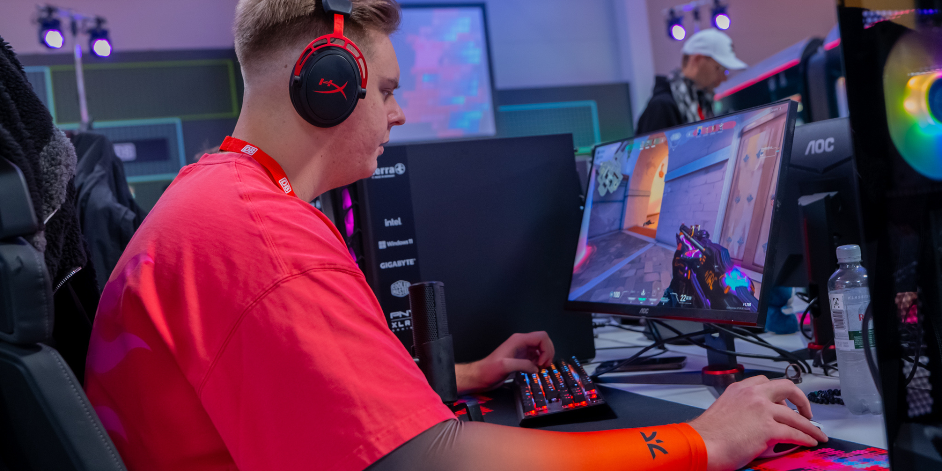 DB Esports Stipendiat Benedikt Adam spielt Valorant während des DB Esports Summit - Er sitzt auf einem Gaming Chair und schaut nach vorne auf einen Bildschirm.