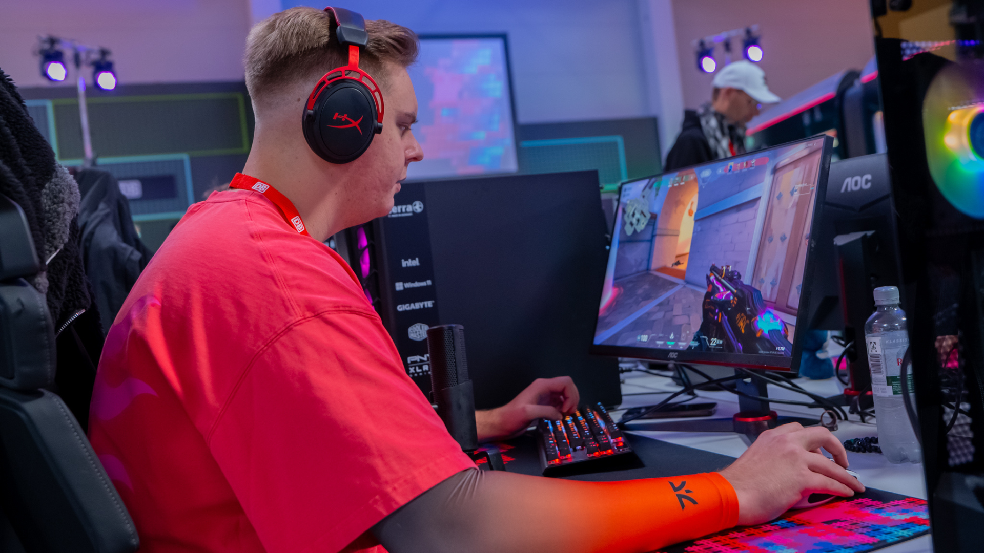 DB Esports Stipendiat Benedikt Adam spielt Valorant während des DB Esports Summit - Er sitzt auf einem Gaming Chair und schaut nach vorne auf einen Bildschirm.