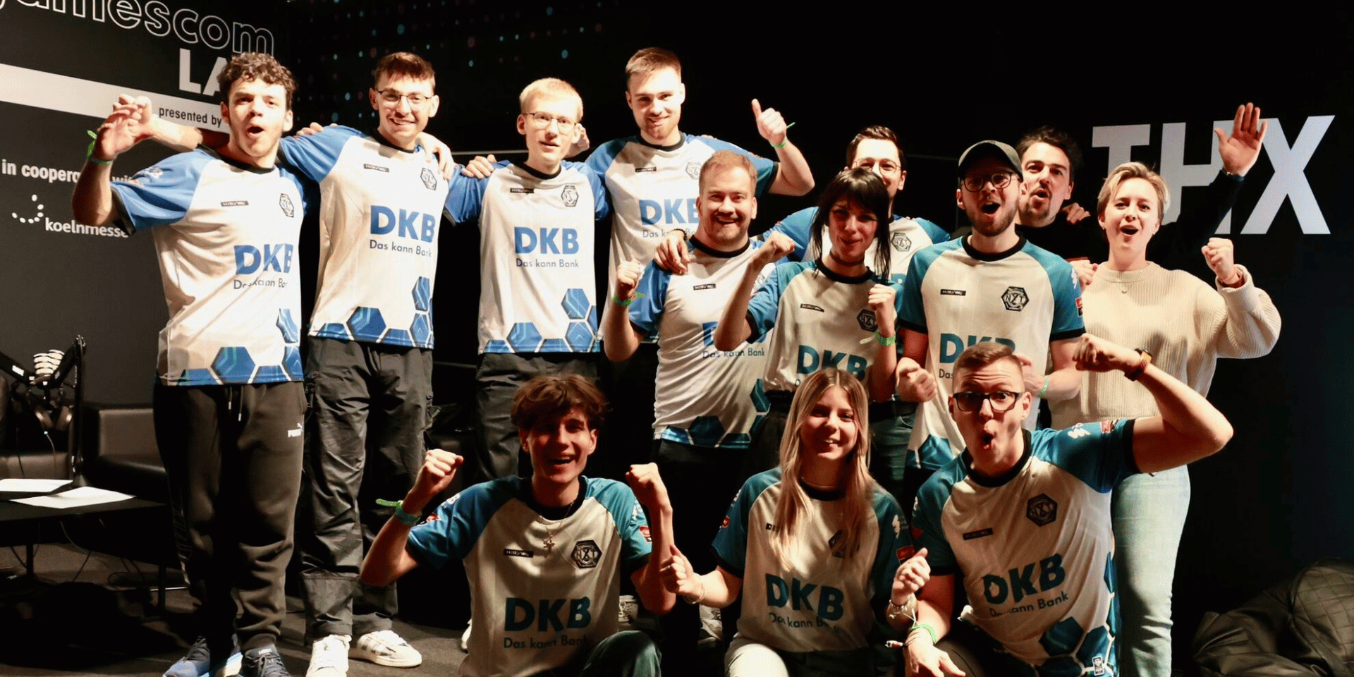 DKBDiamondsTeilVonXPERIONNXT Zu sehen sind die League of Legends Spieler von DKB XPERION NXT, sie tragen blau weiße Trikots mit den Logos der Deutschen Kreditbank und von XPERION NXT.
