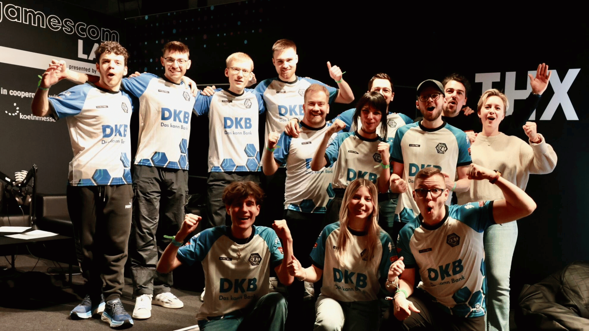 Zu sehen sind die League of Legends Spieler von DKB XPERION NXT, sie tragen blau weiße Trikots mit den Logos der Deutschen Kreditbank und von XPERION NXT.