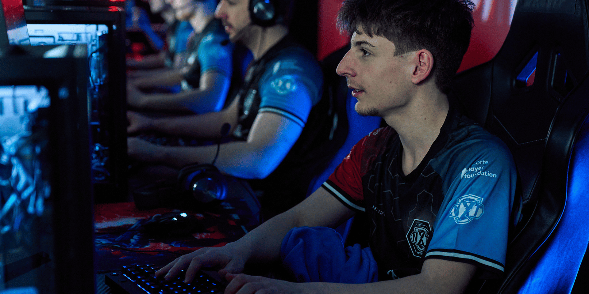 Die Esports Spieler des Counter-Strike-2 Esports Teams XPERION NXT sitzen an ihren PCs und spielen.