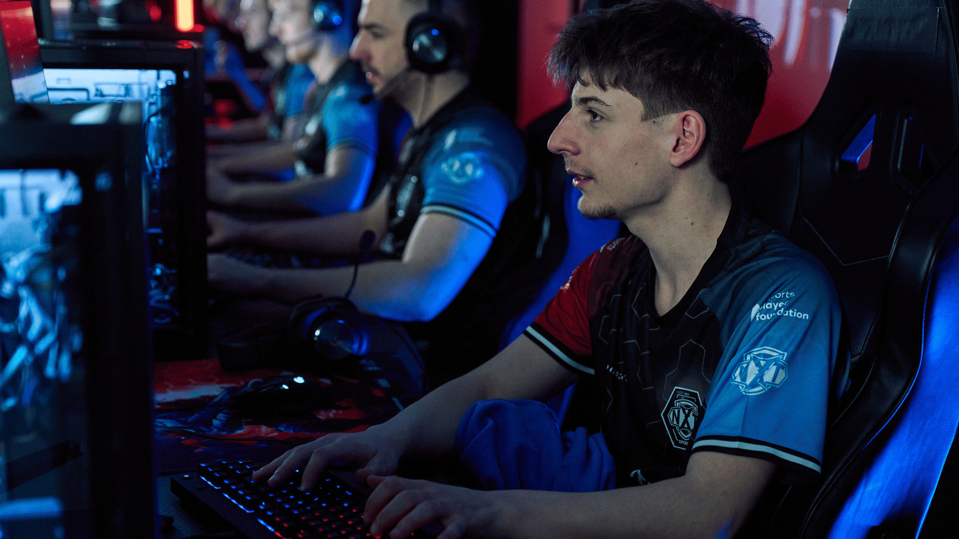 Die Esports Spieler des Counter-Strike-2 Esports Teams XPERION NXT sitzen an ihren PCs und spielen.