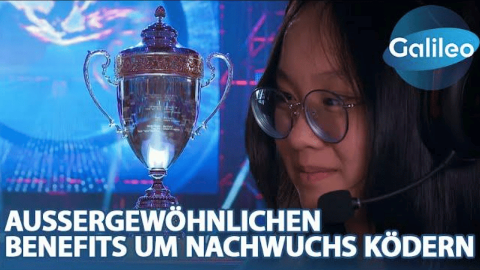 Thumbnail eines Videos des Wissenschaftsformats Galilio bekannt aus Pro7 Sat. 1 Media. Lächelnde Esports Spielerin und Deutsche Bahn Esports Ausbildende Minh Thu Pham, daneben ein Bild eines Valorant Esports Pokals und das Logo des Galilio Fernsehformats.