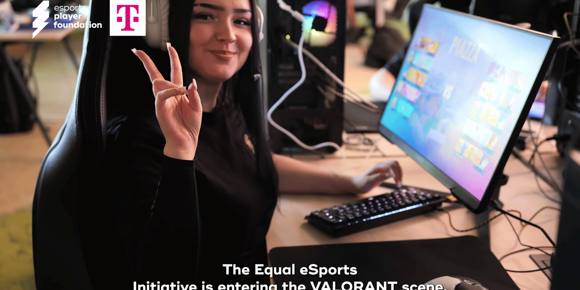 Eine Spielerin der Equal eSports Valorant Förderung spielt Valorat an einem PC oberhalb ihres Kopfes links sieht man die Logos der Telekom und der esports player foundation, welche Valorant unterstützen.