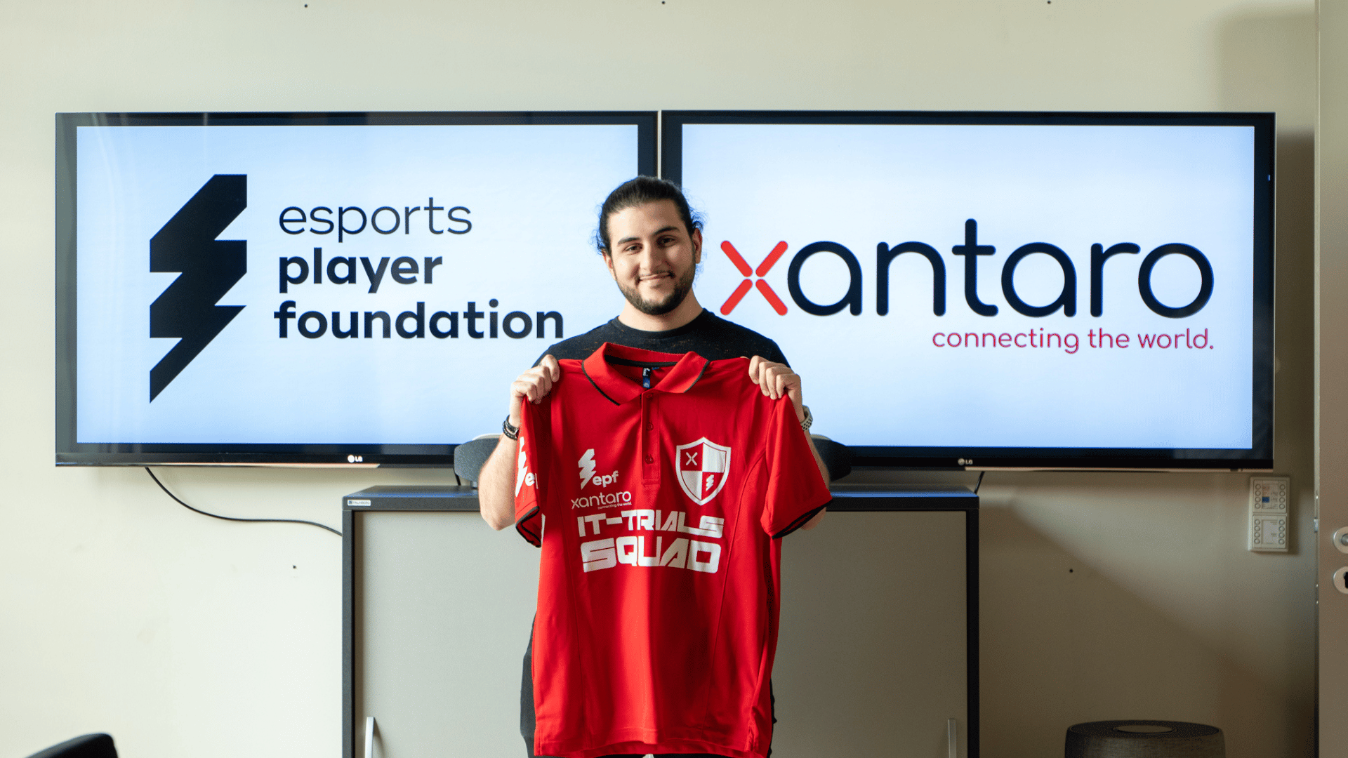 Xantaro und esports player foundation als Logos im Hintegrund, im Vordergrun das Xantaro IT-Trials Esports Talent Aria mit dem Esports Xantaro Trikot.