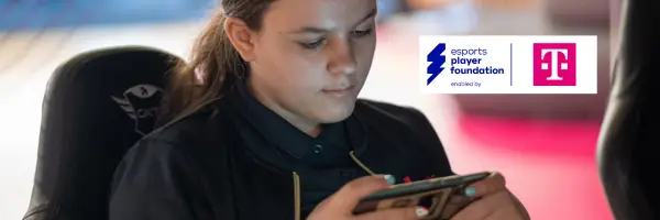 Brawl Stars Elternguide - Ein Mädchen schaut auf ihr Handy-Sie hält dieses Handy quer, um bspw. Brawl Stars spielen zu können.