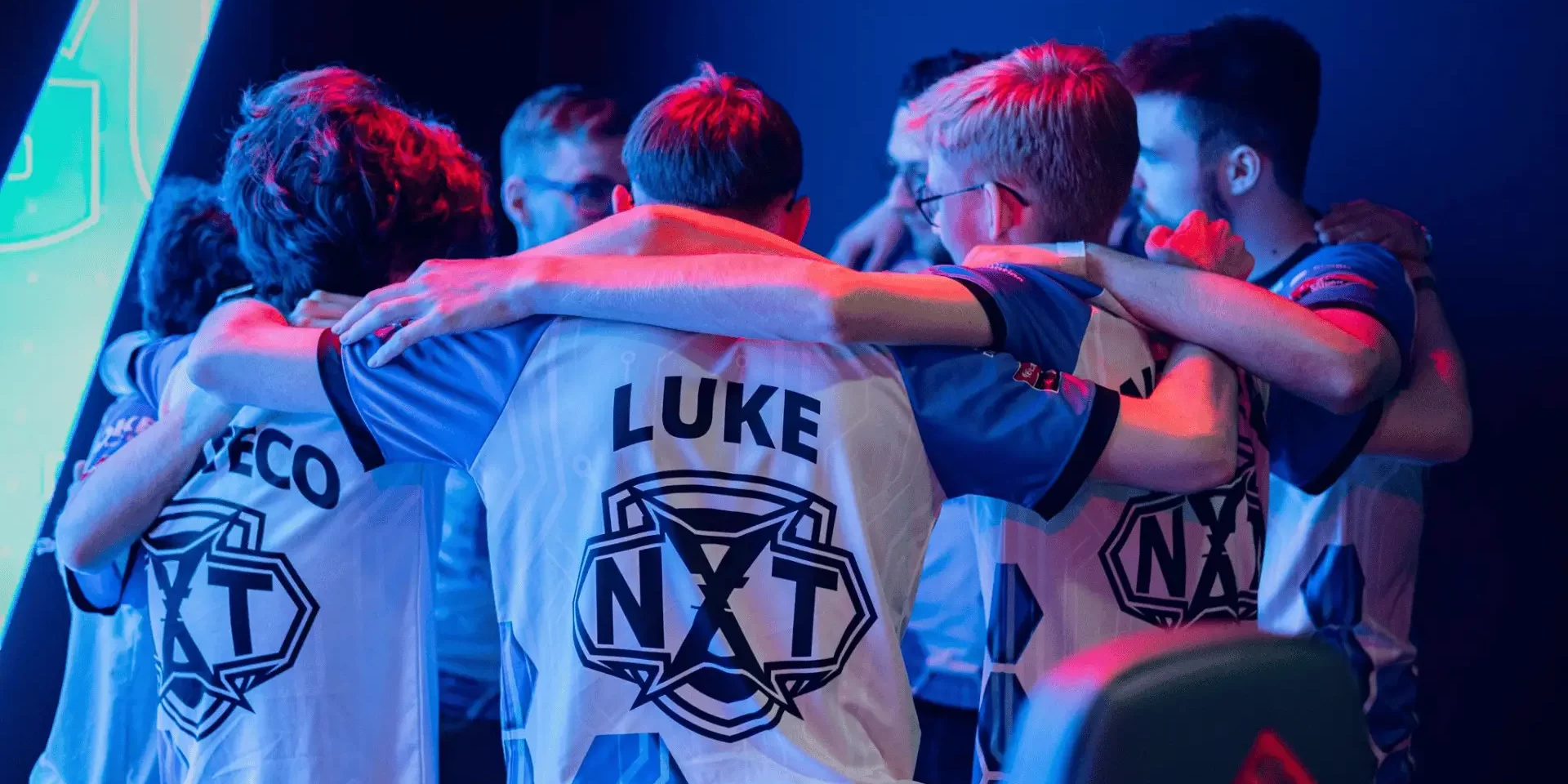 Die Esports Spieler des Esports Teams DKB XPERION NXT gefördert von der Deutschen Kreditbank, Saturn, Mediamarkt und der esports player foundation stehen mit einem Intel Trikot mit dem Logo von DKB XPERION NXT auf der Bühne des XPERION Berlin und feiern ihren Sieg über Rossmann Centaurs Hannover Esports wodurch sie erster Platz in der zweiten Liga der Techniker Prime League im Esports Titel League of Legends sind.