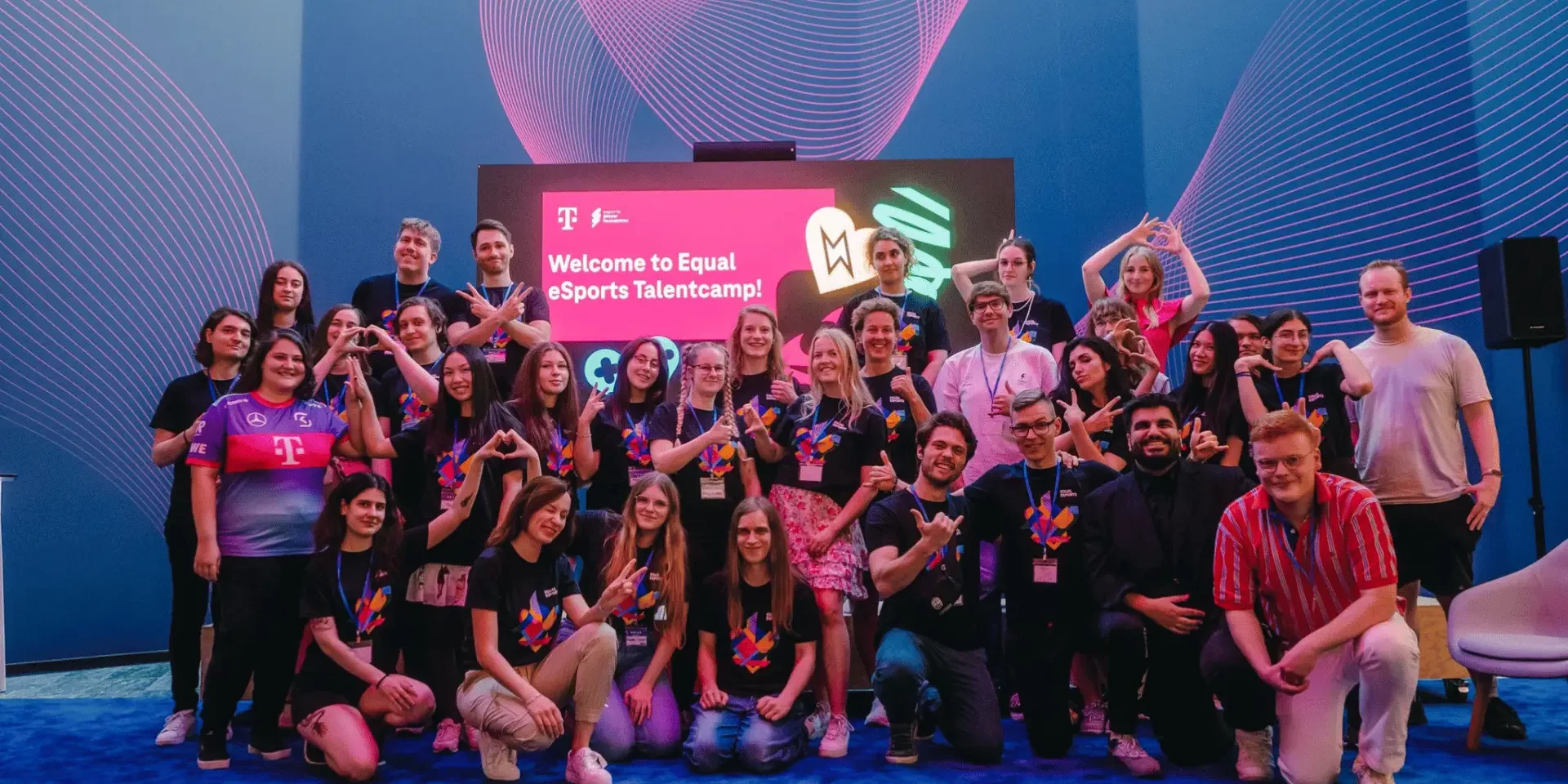 Ein Gruppenbild der Esports Spielerinnen der Equal eSports Talentförderung im Hauptquartier der Deutsche Telekom nach dem Auswahl Talent Camp der Equal eSports Initiative. Die Spielerinnen sind internationale Esports Talente und spielen die Titel League of Legends, Brawl Stars und VALORANT in der Equal eSports Talentförderung von esports player foundation, SK Gaming und Deutsche Telekom.