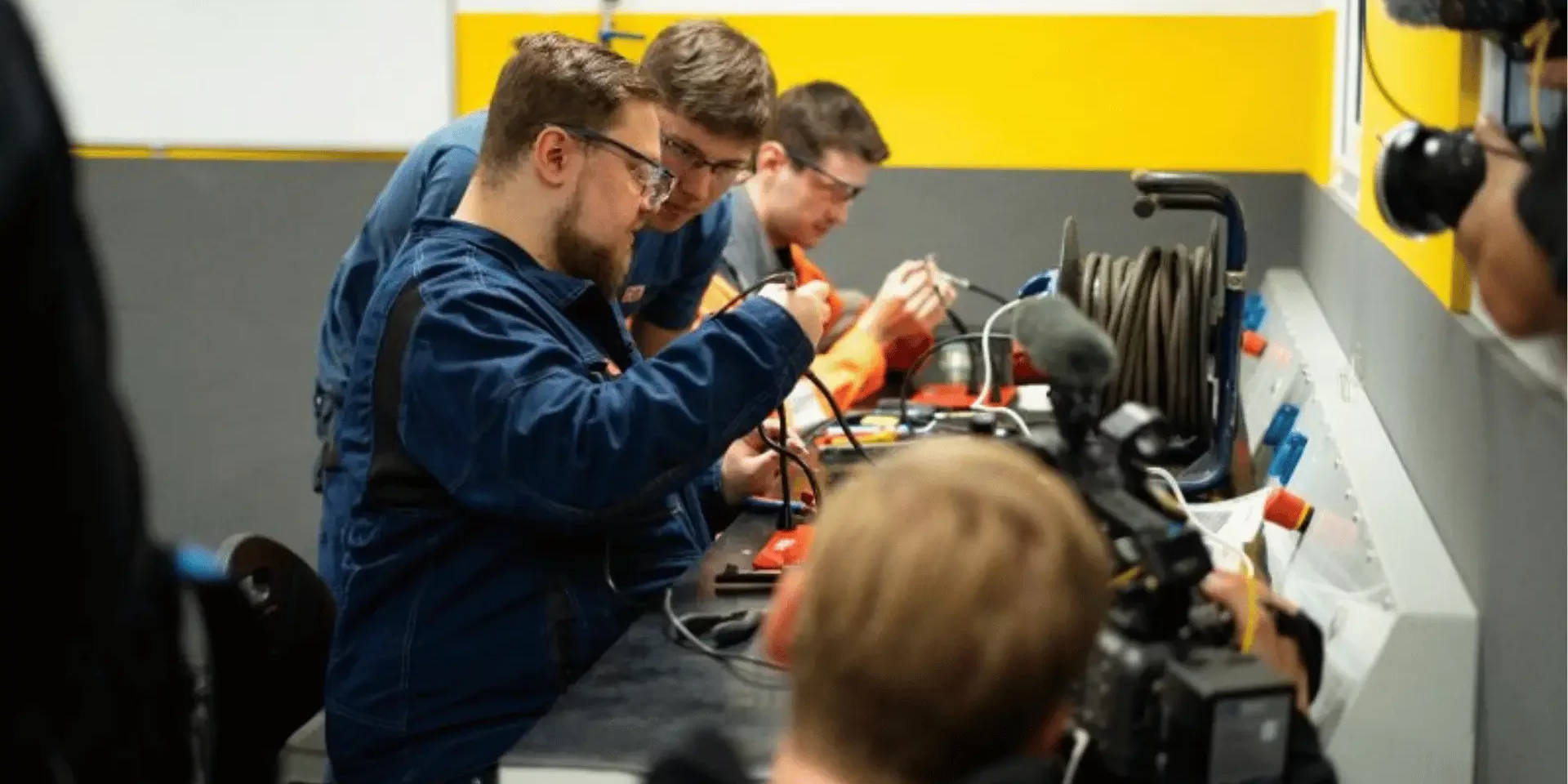 DBxEPF Esports-Stipendium Azubis des DBxEPF Esports-Stipendium löten zusammen mit dem Gaming Influencer und Youtuber Kalle Koschinsky Lötzinn als Teil ihrer Ausbildung bei der Deutschen über das Esports-Stipendium der Deutschen Bahn und esports player foundation.