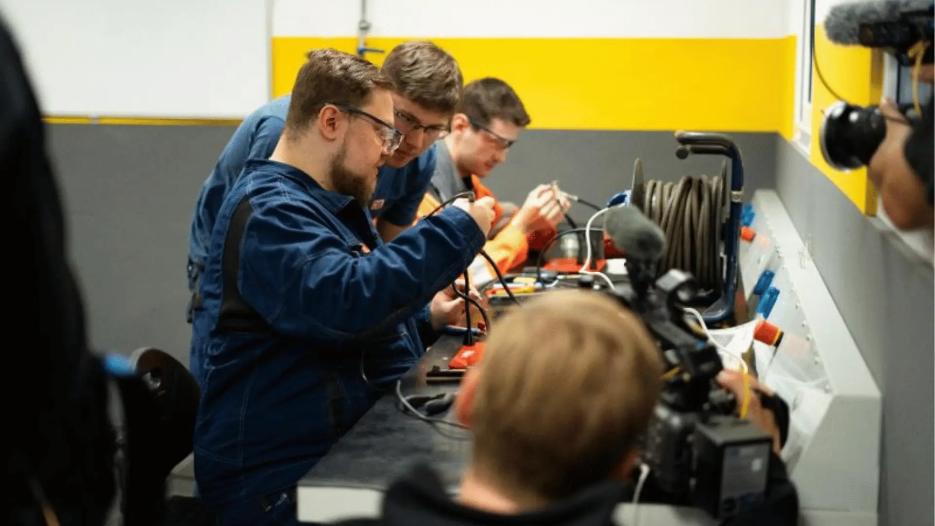 Azubis des DBxEPF Esports-Stipendium löten zusammen mit dem Gaming Influencer und Youtuber Kalle Koschinsky Lötzinn als Teil ihrer Ausbildung bei der Deutschen über das Esports-Stipendium der Deutschen Bahn und esports player foundation.