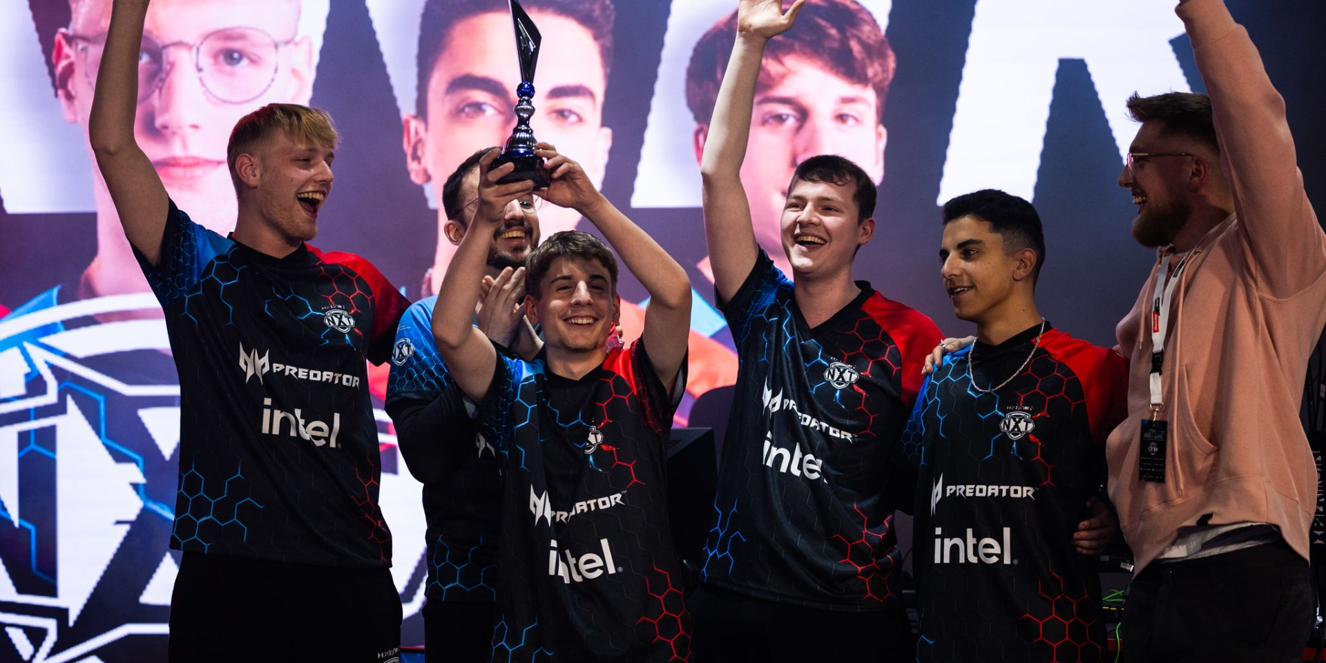 Das XPERION NXT CS2 Team hält einen Pokal in die Höhe - 5 Spieler und ein Manager reißen die Hände in die Höhe und sind froh über ihren Sieg