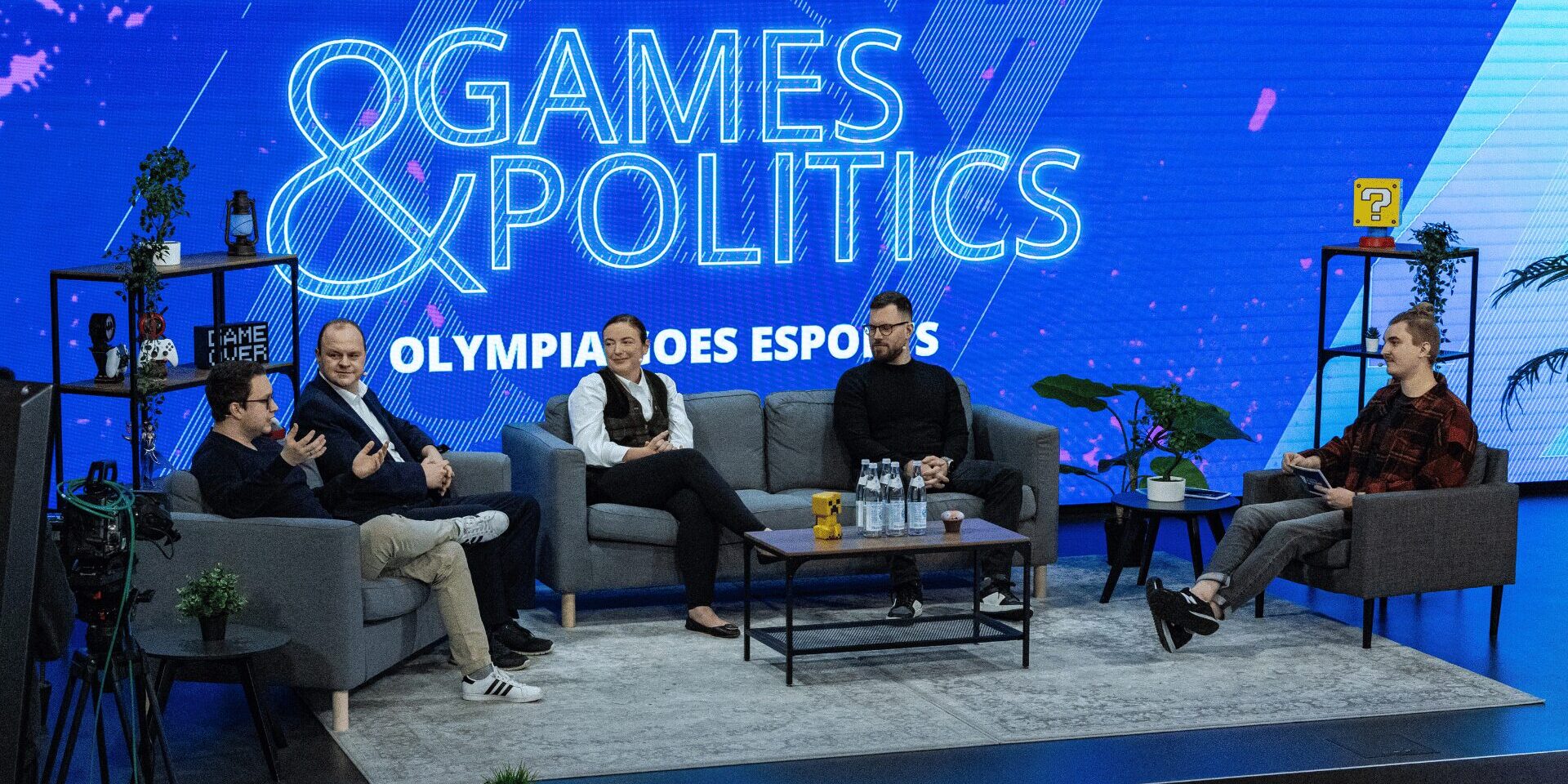 Die Gäste von Games and Politics, Olympia goes Esports diskutieren auf der Bühne im XPERION Berlin aktuelle Themen rund um Esports, Olympia und Saudi-Arabien