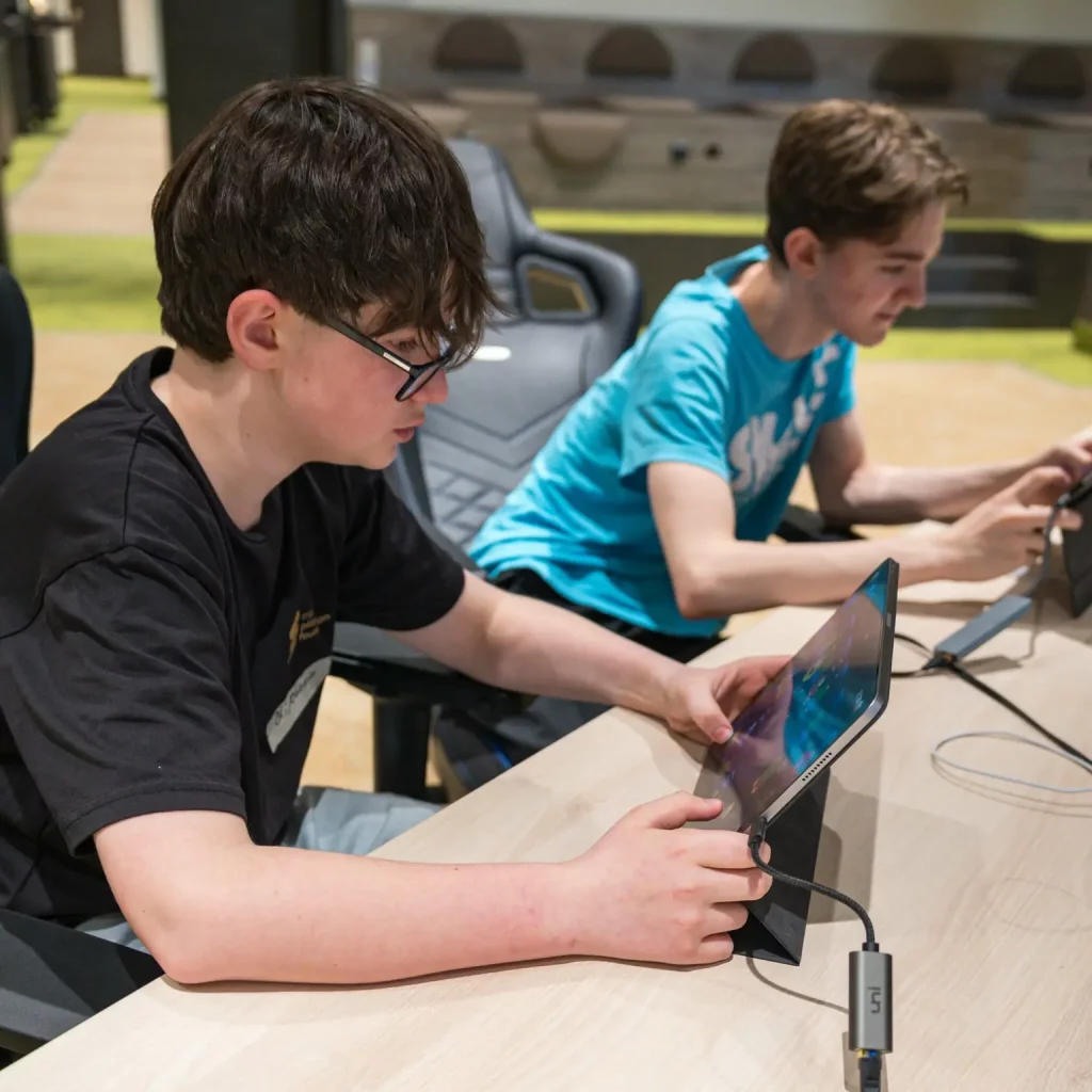 Zwei Jungen spielen Brawl Stars und schauen nach vorne auf ihre Tablets.